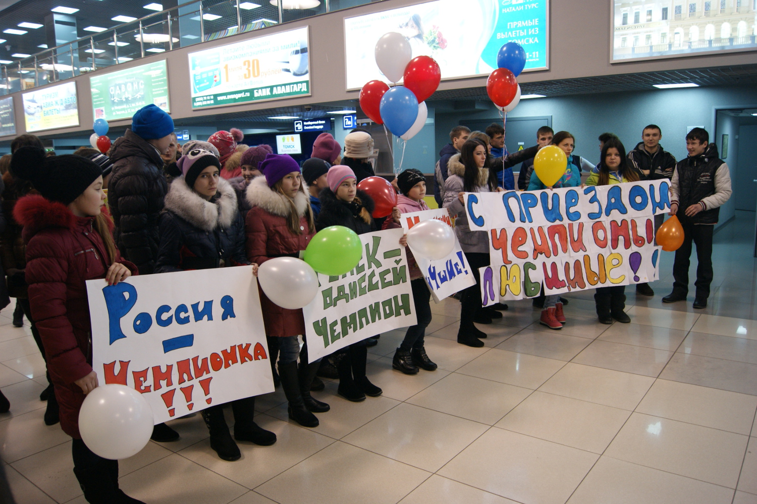 Плакат встречающего. Табличка для встречи в аэропорту. Плакат для встречи в аэропорту. Плакат для встречи в аэропорту смешной. Смешные таблички для встречи в аэропорту.