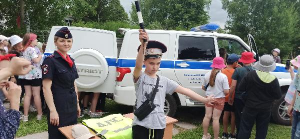 Сотрудники ГИБДД и МЧС провели для детей мероприятие "Безопасное лето 2022" Сотрудники ГИБДД и МЧС провели для детей мероприятие "Безопасное лето 2022"