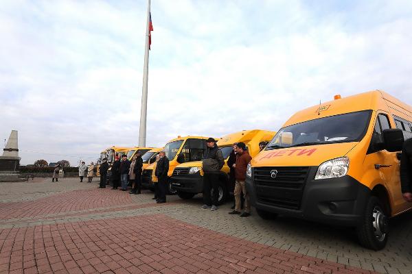 Три школы района получили новые автобусы Три школы района получили новые автобусы