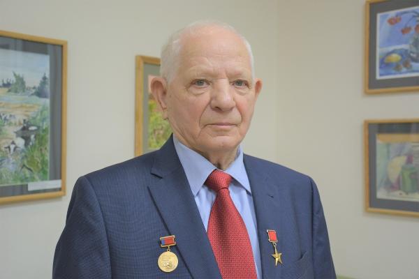 Глава района вручил почётную грамоту ветерану сельхозпроизводства Глава района вручил почётную грамоту ветерану сельхозпроизводства