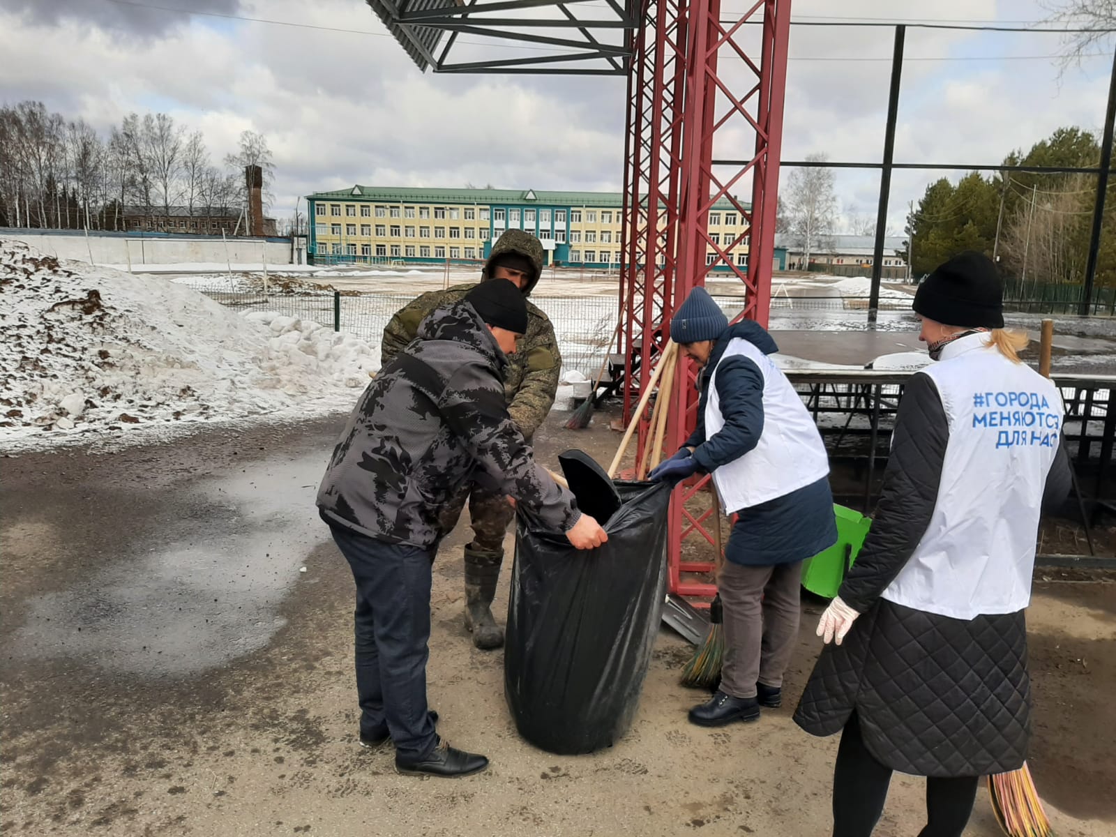 Более 6700 жителей Томской области вышли на Всероссийский субботник Более 6700 жителей Томской области вышли на Всероссийский субботник