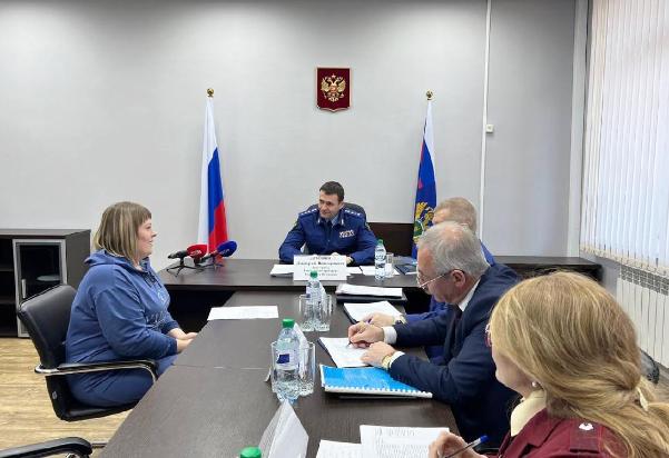 Заместитель Генерального прокурора России Дмитрий Демешин провел личный прием жителей Томской области Заместитель Генерального прокурора России Дмитрий Демешин провел личный прием жителей Томской области