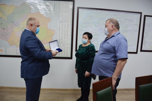 Глава Томского района наградил семью Коваленко знаком «Родительская доблесть»