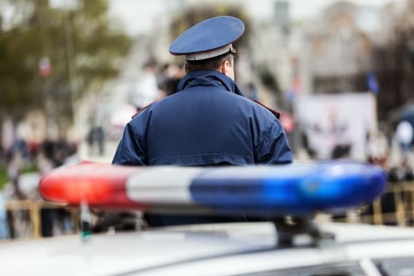 Сотрудники ГИБДД устанавливают личность погибшего мужчины 