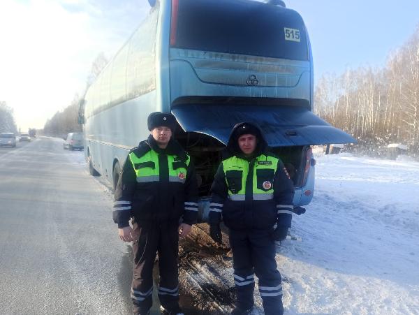 Сотрудники Госавтоинспекции Томской области оказали помощь пассажирам автобуса, оказавшимся в сложной дорожной ситуации Сотрудники Госавтоинспекции Томской области оказали помощь пассажирам автобуса, оказавшимся в сложной дорожной ситуации