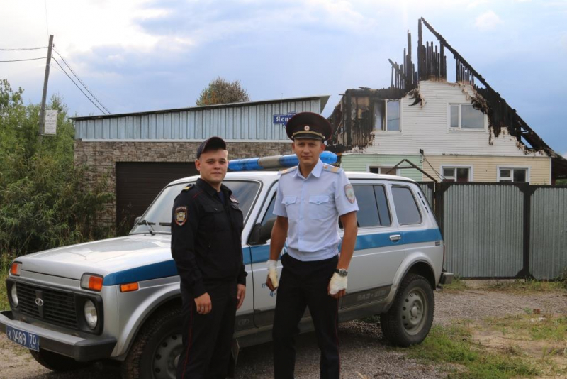 В Томском районе сотрудники полиции спасли двоих человек из горящего дома В Томском районе сотрудники полиции спасли двоих человек из горящего дома