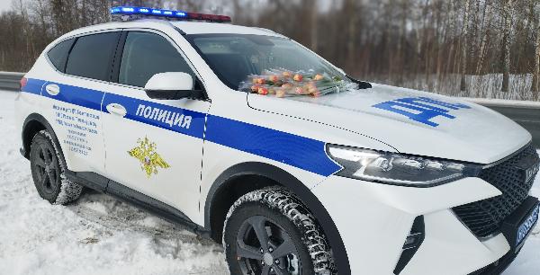 Акция «Цветы для автоледи» порадовала томичек за рулём Акция «Цветы для автоледи» порадовала томичек за рулём