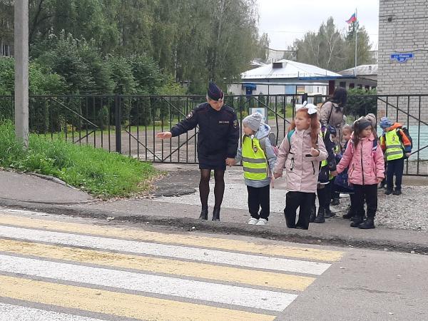 Уроки в реальных дорожных условиях вовлекли первоклассников в изучение навыков безопасного поведения пешеходов Уроки в реальных дорожных условиях вовлекли первоклассников в изучение навыков безопасного поведения пешеходов